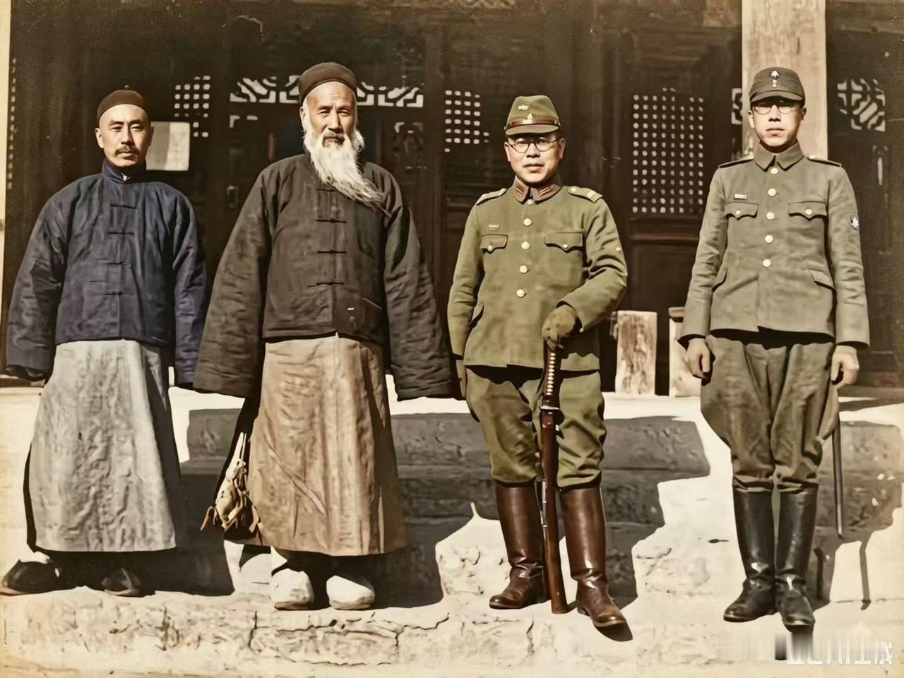 【历史老照片】这张上色老照片拍摄于1938年，山东曲阜孔庙大成殿前。从左到右四个