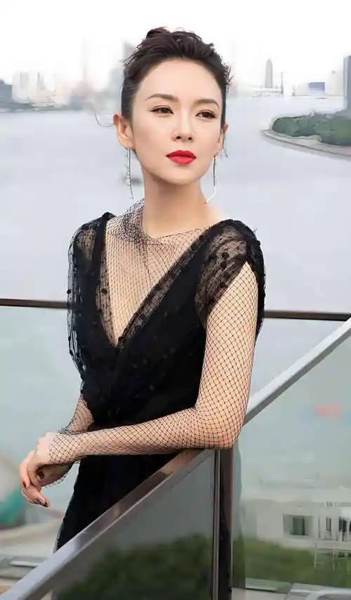 最近，章子怡在多个场合公开求戏的消息引发热议，这位曾以《卧虎藏龙》《一代宗师》等