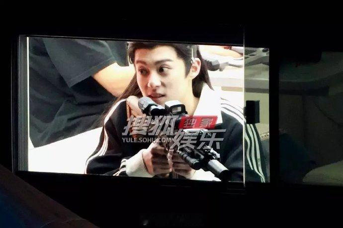 王鹤棣拍戏间隙回房车玩玩具枪 哈哈哈哈哈哈哈王鹤棣拍戏间隙回房车玩玩具枪，就这样