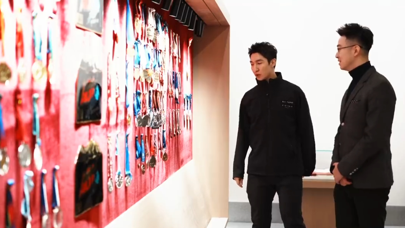 武大靖说安安静静离开挺好 始于默默，归于从容，也许才是最好的落幕。满墙的奥运金牌