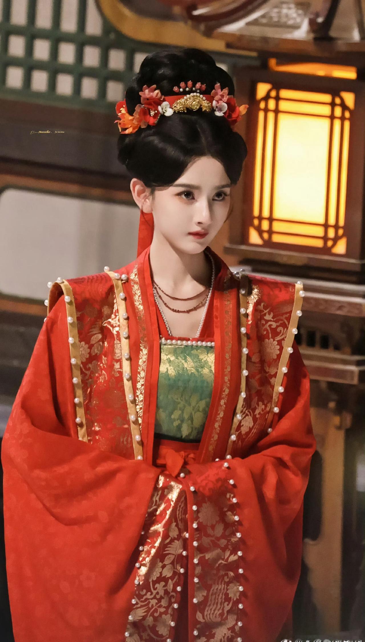 💧宋祖儿表妹万福 💧宋祖儿甄嘉芙 

"灵魂潮湿腐朽 在夜里化爱为禁锢的牢笼