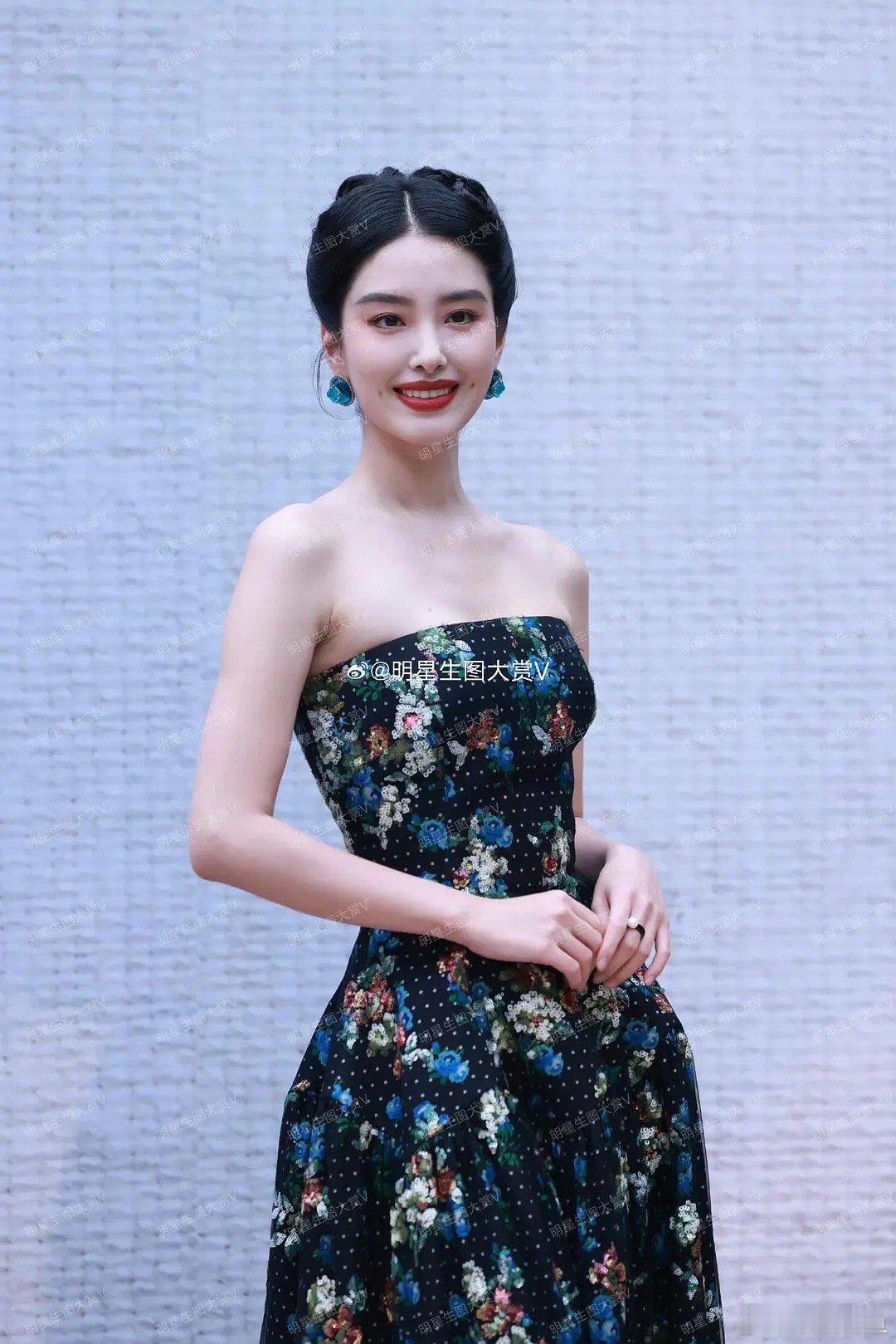 杨采钰身上有点王祖贤的影子了 ​​​