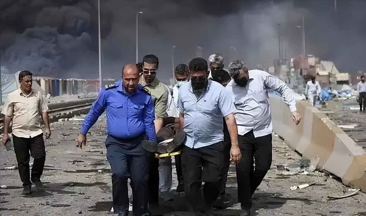 哈梅内伊死后 24 小时，巴基斯坦街头火光冲天，美使馆遭冲击，伤亡惨重。

哈梅