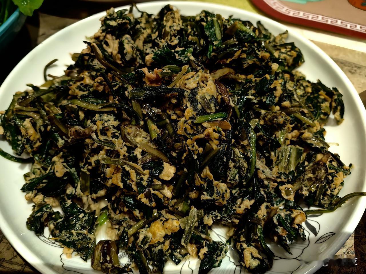 分享一张今日随手拍今天吃野菜，蒲公英蘸大酱，蒲公英炒鸡蛋。[爱慕][爱慕][爱慕