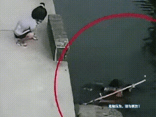 外卖小哥送餐路上，看到小男孩不小心掉进水里，想都没想就停下车，直接跳下水救人。没