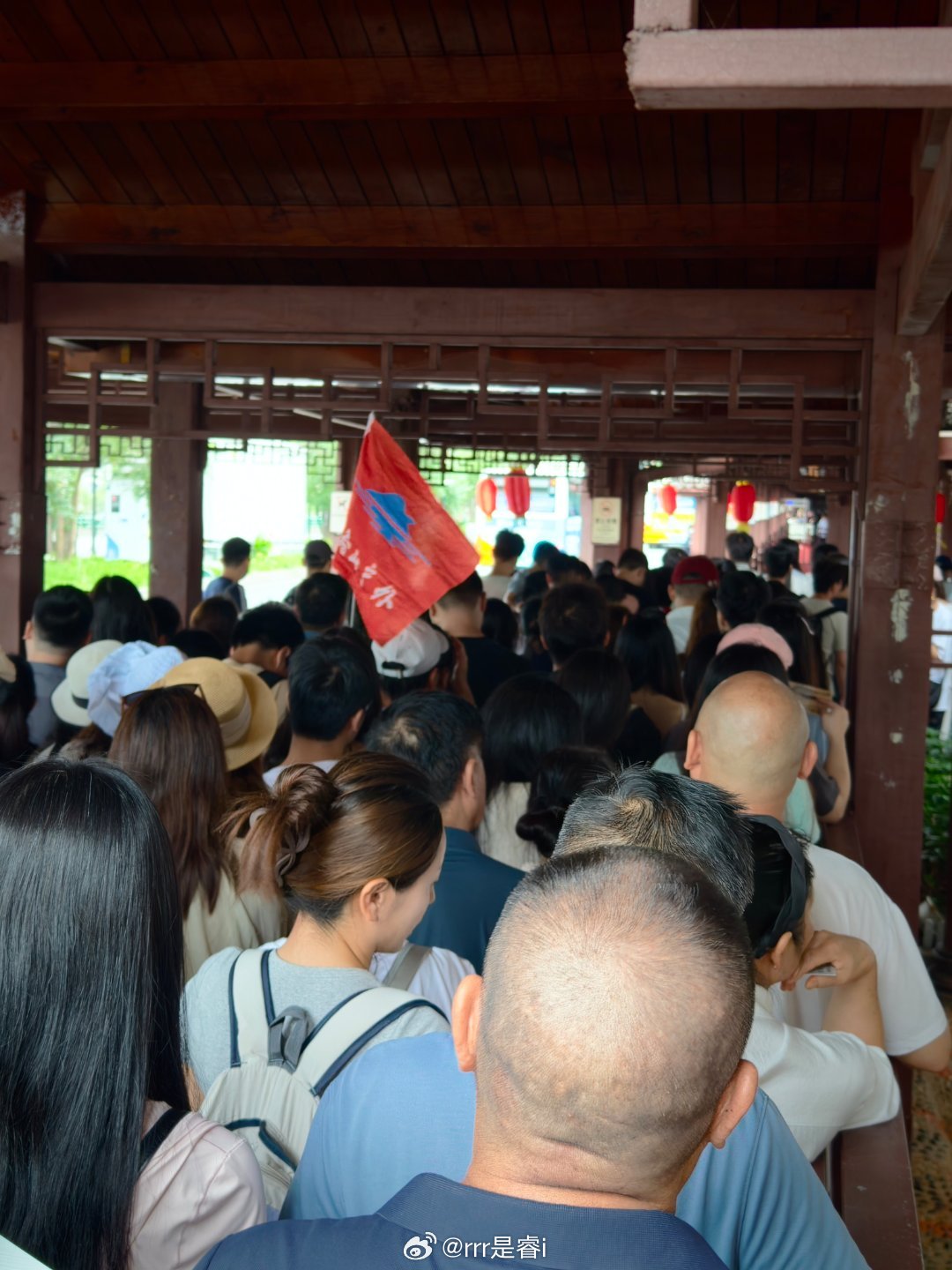 不会搞旅游景点可以不搞进个破景点排队半小时都还没进去不知道的以为进去看演唱会还是