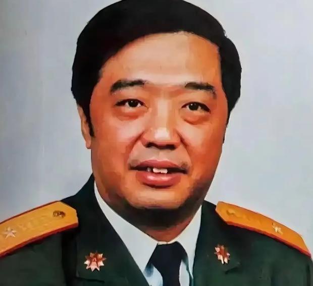 1963年，贺龙的儿子差几分考上清华，找到父亲帮忙，贺龙竟大摇大摆开进了学校，指
