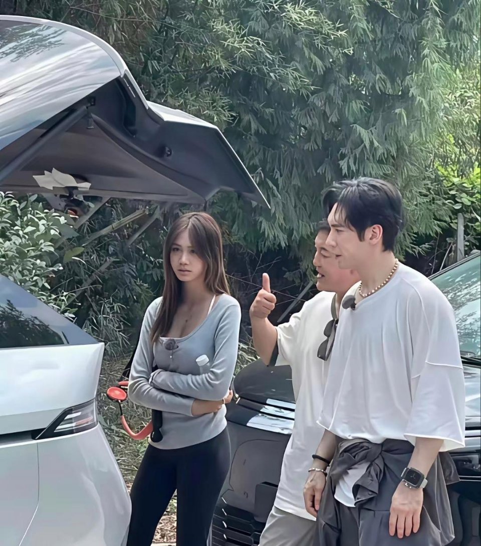 钟丽缇女儿和妈妈一模一样，妈妈的美貌优点全被她继承了 