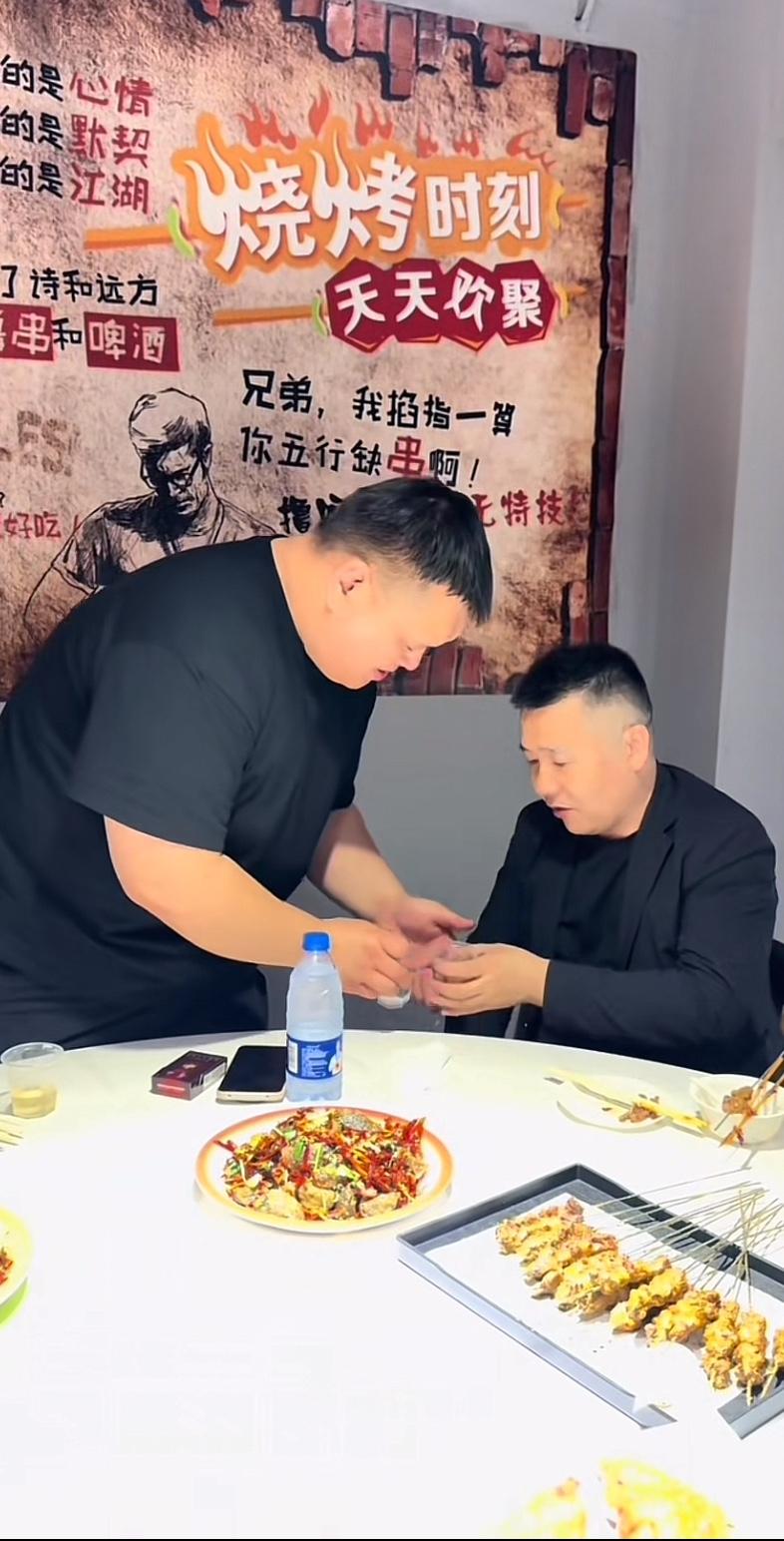 江苏沛县拓瑞集团董事长，徐正海正在和沛县大网红二哥的儿子刘正一起喝酒。

刘正站