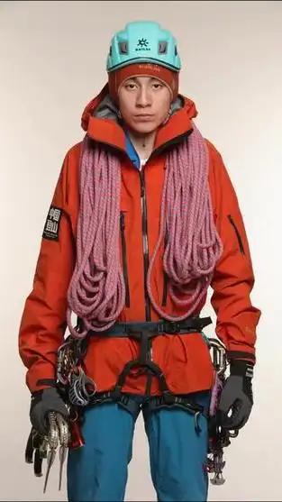未成年人适合登珠峰吗17岁少年登二代谈登顶珠峰登山世家不一样，不会乱来，15岁应