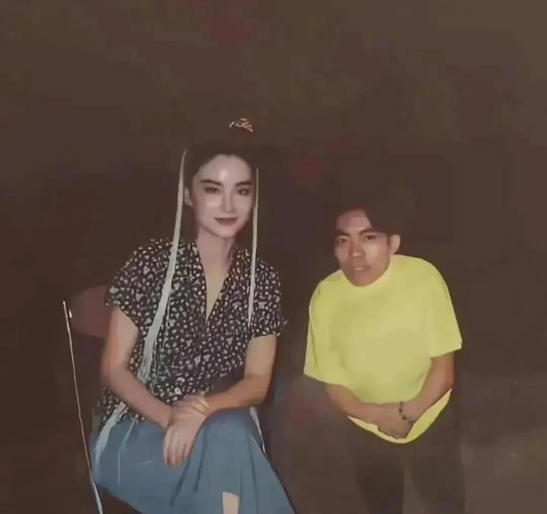 这是林青霞38岁时拍摄东方不败时的照片。
英气与美艳并存，真是惊艳了时光！旁边这