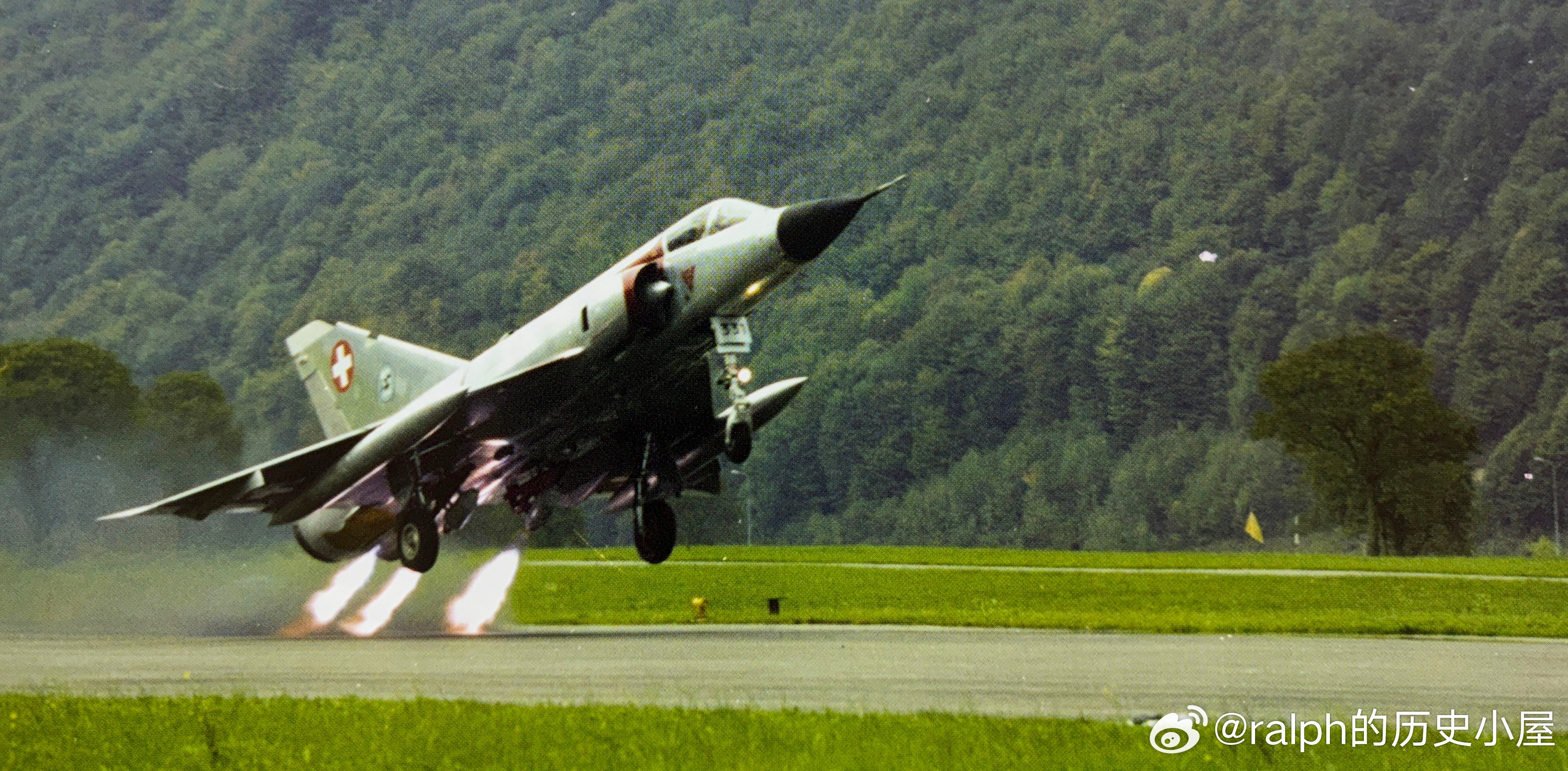 瑞士空军60年代根据许可证生产了36架幻影IIIS战斗机和18架IIIRS侦察型