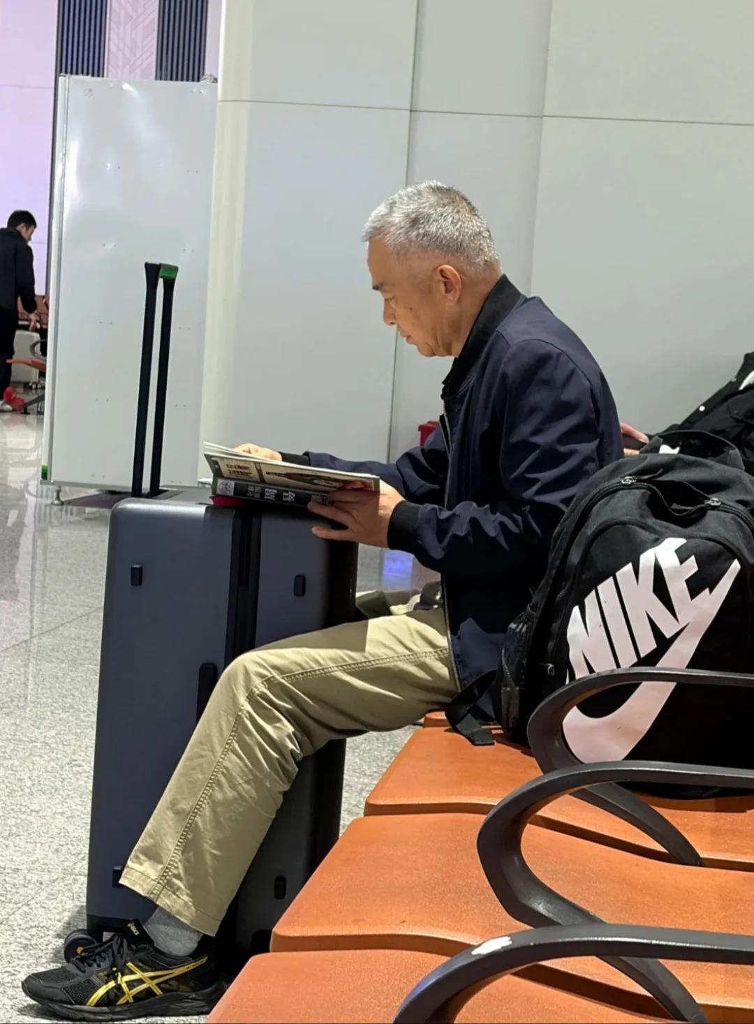 我想这大概是老的理想状态……
虽已经白发苍苍，仍然身穿夹克，单肩背耐克包 脚穿t