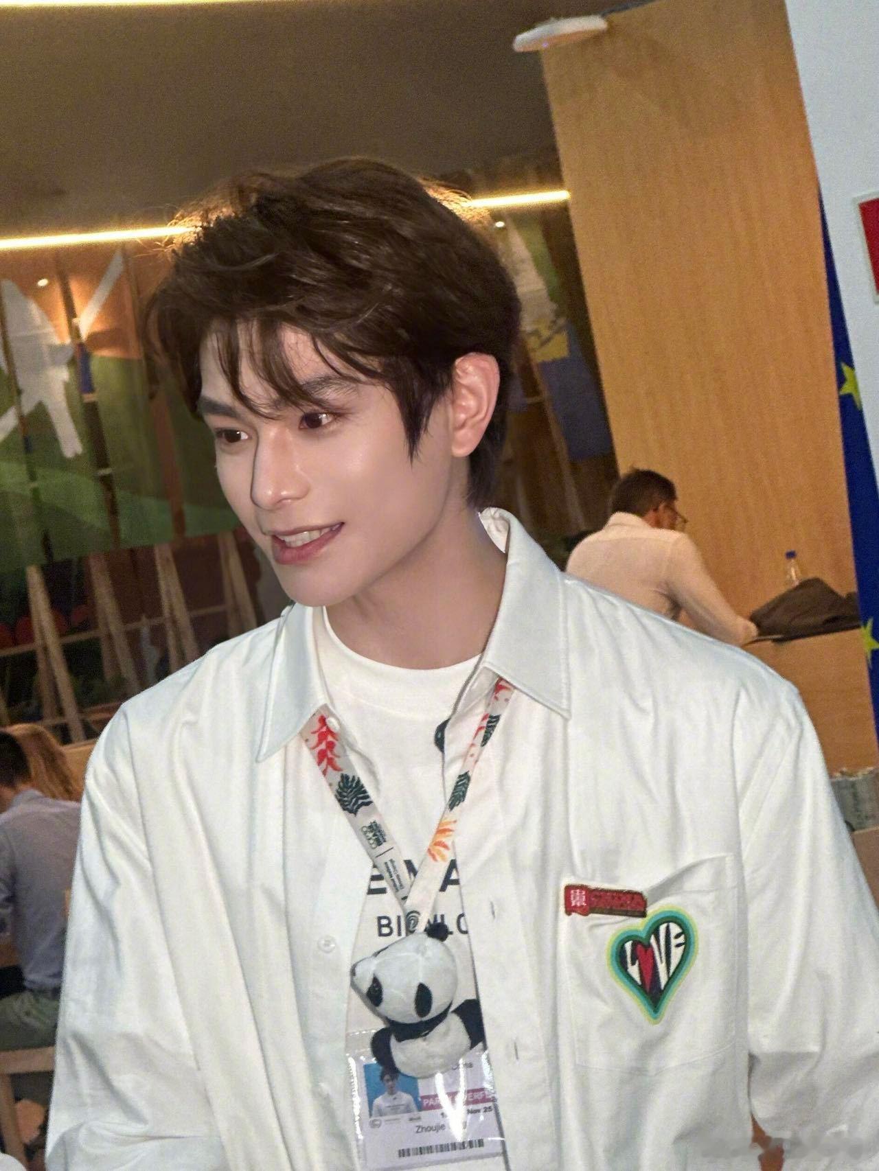 被 COP30低头核对资料时的认真神态戳中了～清爽利落的穿搭，妥妥的“体制内男友