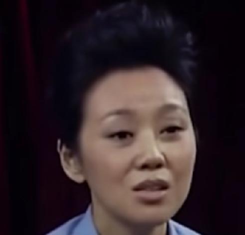 闫妮说：“我和牛莉差不多是一起入团的。那会儿牛莉就漂亮，现在也好看。因为她好看，