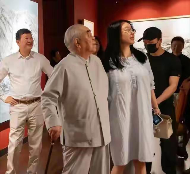 范曾现身回应：37岁徐萌近期诞下独子，与 54 岁女儿断绝关系
12 月的网络上