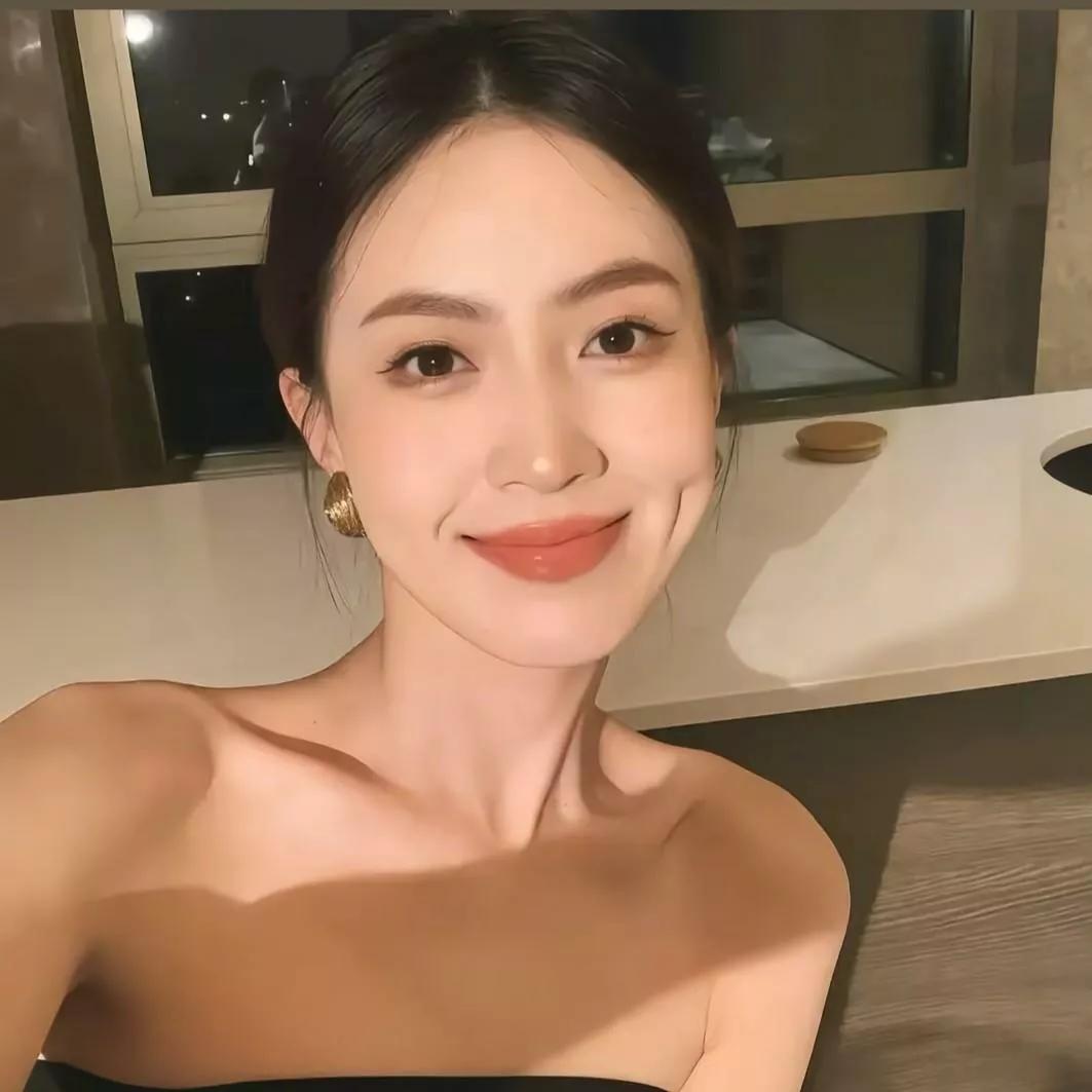 精致妆容，自信微笑，优雅气质，夜晚的魅力。日常美妆容 秋日轻奢妆容 高级感日常妆