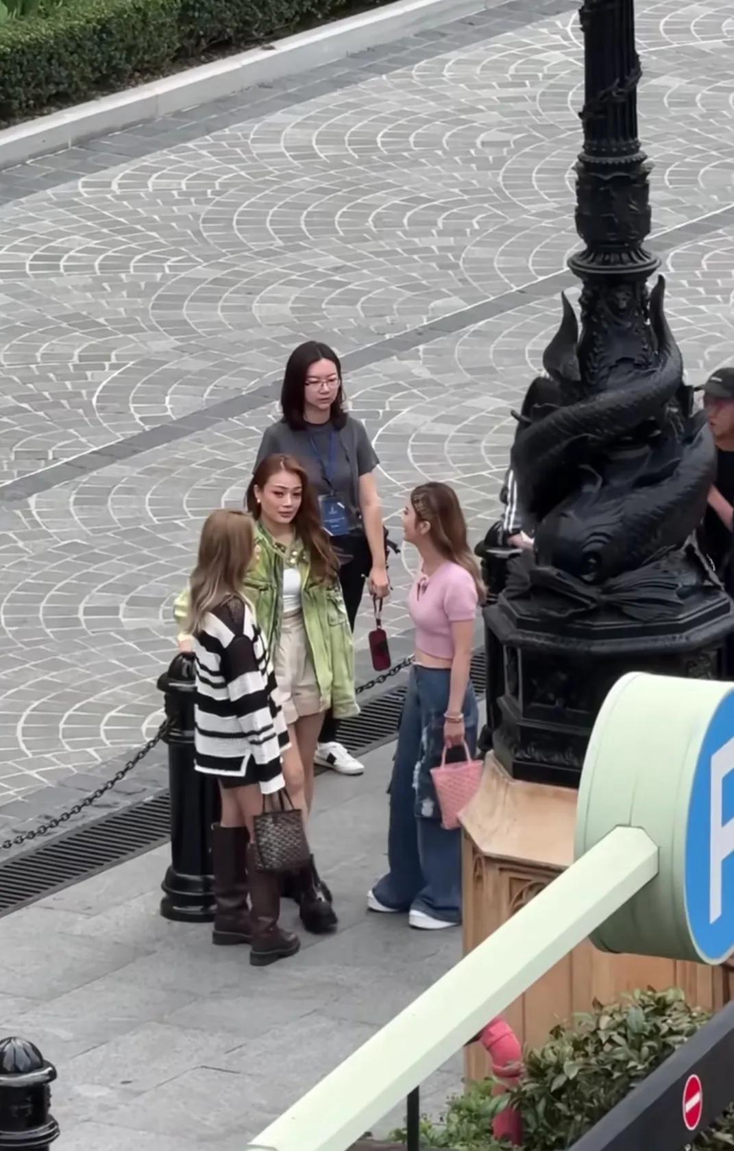 容祖儿、阿SA、阿娇一起拍摄综艺节目，她们20多年的友谊真让人羡慕啊！ 都是40