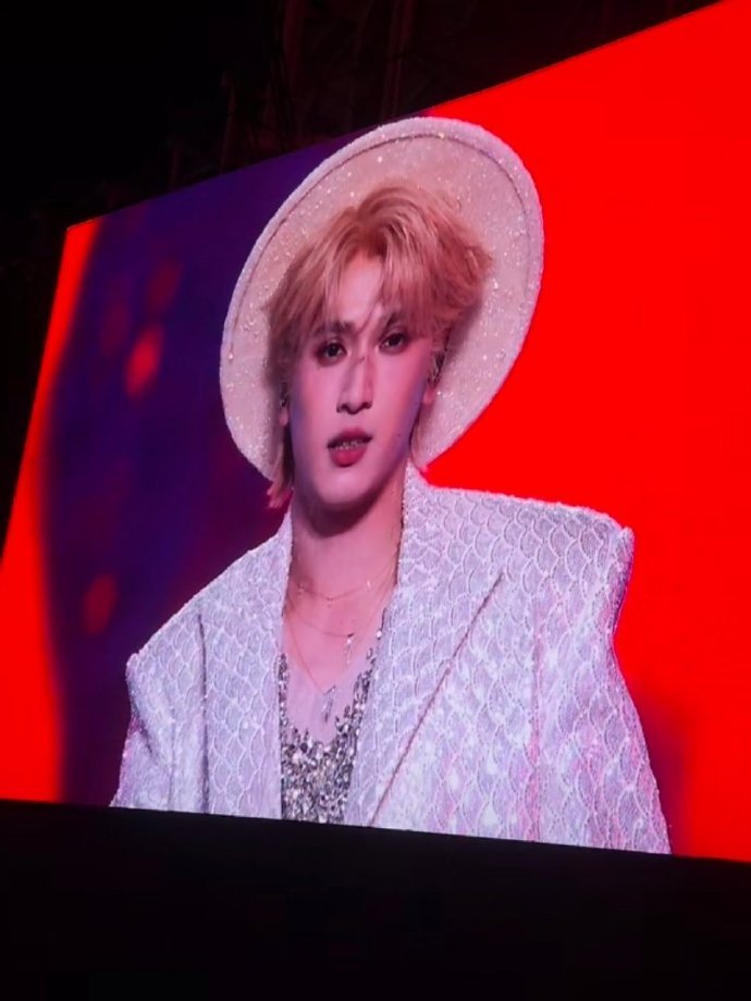 严浩翔摘下面具是一张绝美的脸严浩翔新音SHAKE改编舞台严浩翔新音SHAKE改编