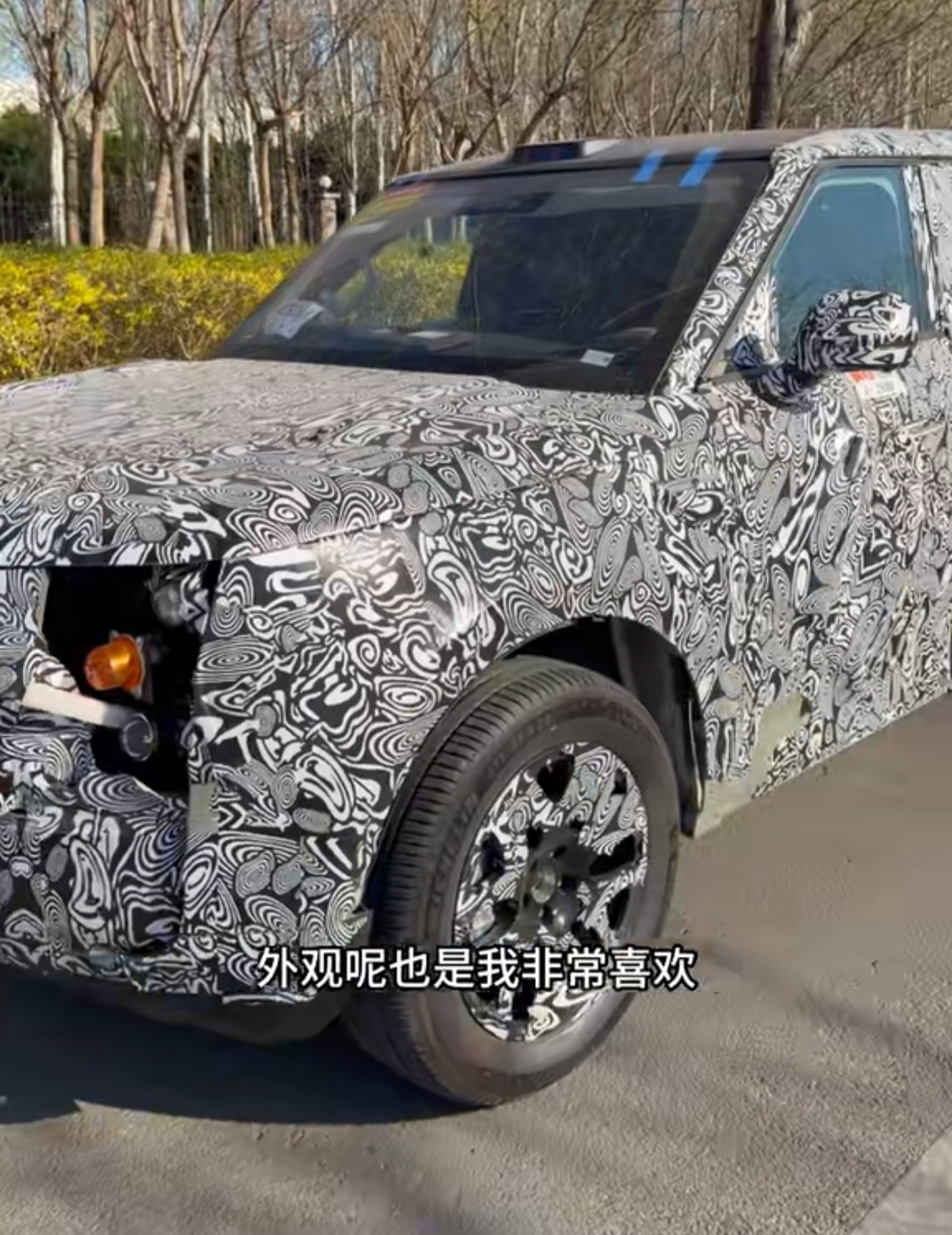 享界SUV的测试车去年就被拍到过很多次，但都是用的S9壳子，这次被拍的则是相对正