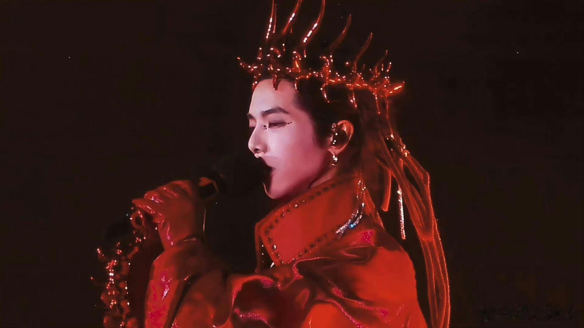 #华晨宇金长发# 今天花花的金长发造型真的太惊艳了，演唱会上的他就像一位王子，这