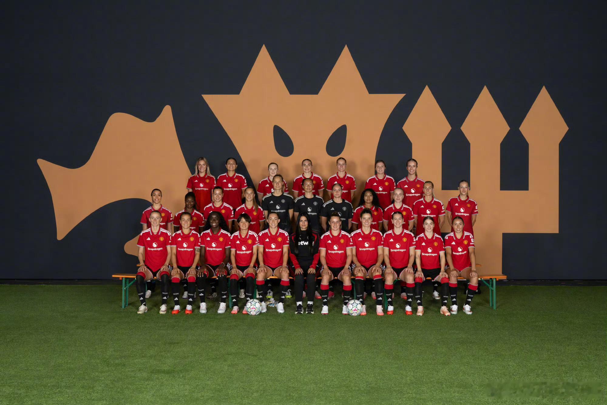 我们的2026/27赛季男子与女子一线队全家福📸曼联足球俱乐部 🔴⚪⚫ ​​