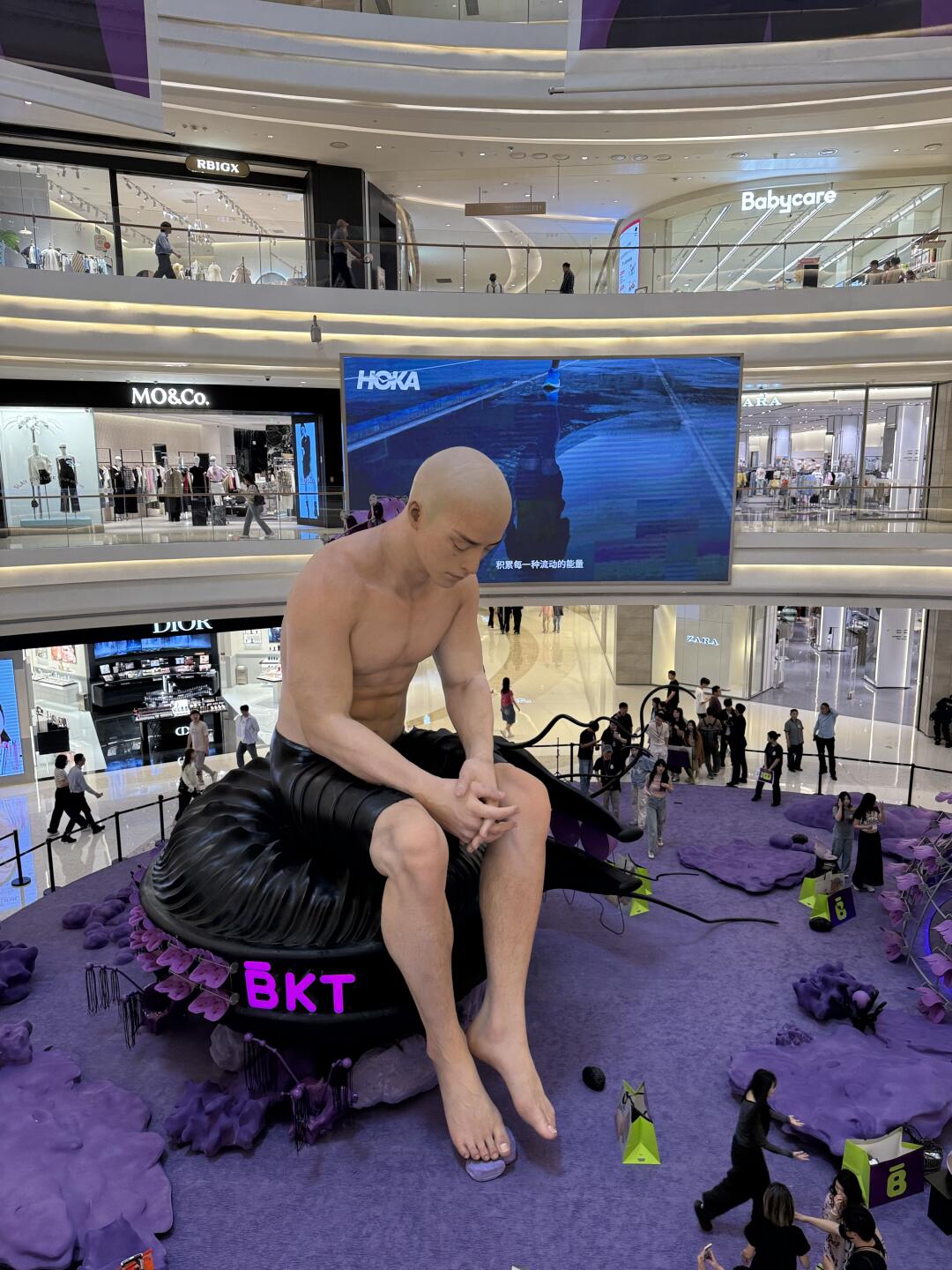 杭州惊现10米巨型雕塑艺术展‼️谁懂啊❗️