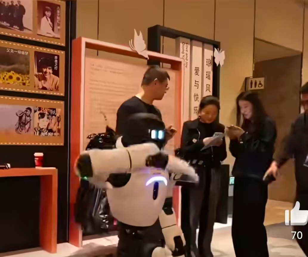 中国电影120周年的惊喜彩蛋！金鸡机器人走红毯、做引导、玩互动，明星范儿拉满还全