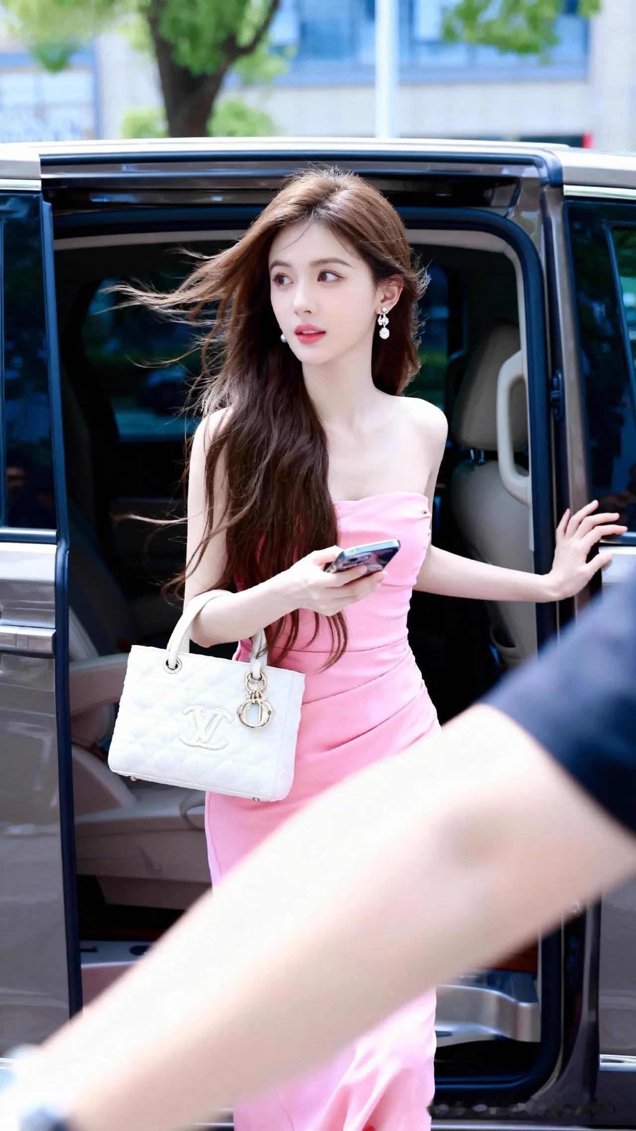 罗衣何飘飘，轻裾随风远。顾盼遗光彩，长啸气若兰你心中的美女啥模样 女人是骨瘦如柴