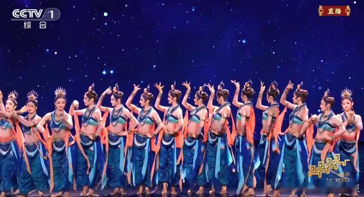 丝路古韵 2026央视春晚舞蹈《丝路古韵》太赞！舞者手势勾勒古韵轮廓，旋转晕染喜