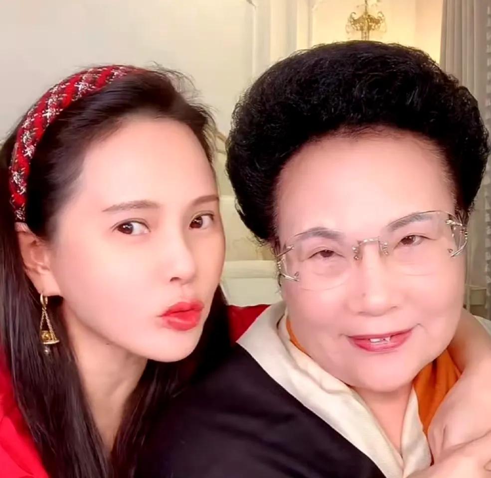 伊能静问婆婆这辈子做得最错的一件事和最对的一件事是什么，听完婆婆的答案就知道这才