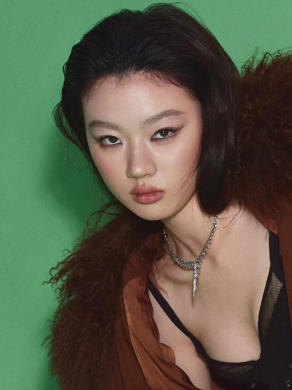 单依纯新歌预告她的歌声感染力从来不让人失望，新歌预告里的气声和转音都恰到好处，空