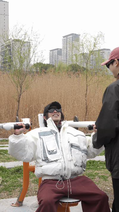 华晨宇十八宫格丰容日常 氛围感男头产出者上线，用一组满是春意的十八宫格，记录下惬