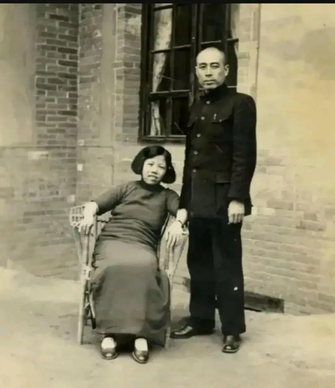 他们是灵魂伴侣，总理的婚姻最幸福最完美。
#名人夫妻情感# 
#老照片#