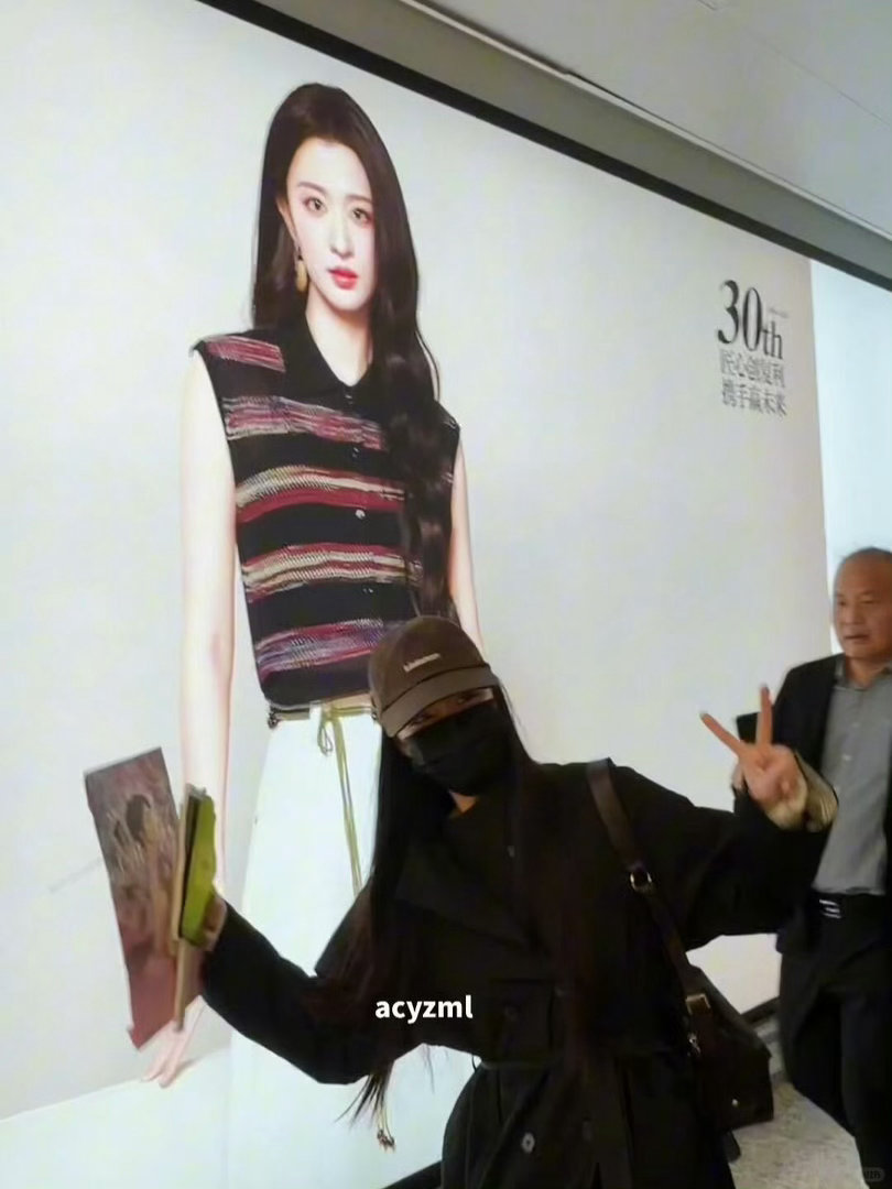 王楚然与自己的大屏合照王楚然飞奔与自己的大屏合照被王楚然戳中萌点！机场看到自己大