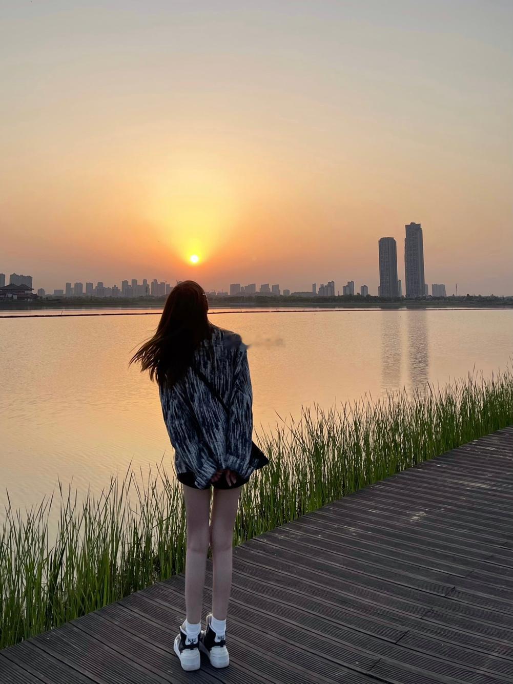 你站在原地 还以为回得去 可是这世界上有成千上万种爱 没有一种爱是可以重来的 ​
