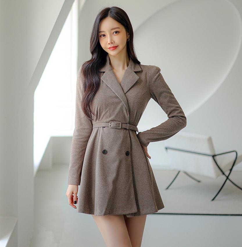 优雅气质，时尚棕色大衣，都市女性风范。气质穿搭怎么穿才恰到好处?