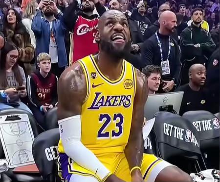 詹姆斯下个赛季去哪？3支球队暗战，湖人成最大变量？

ESPN王牌记者Ramon