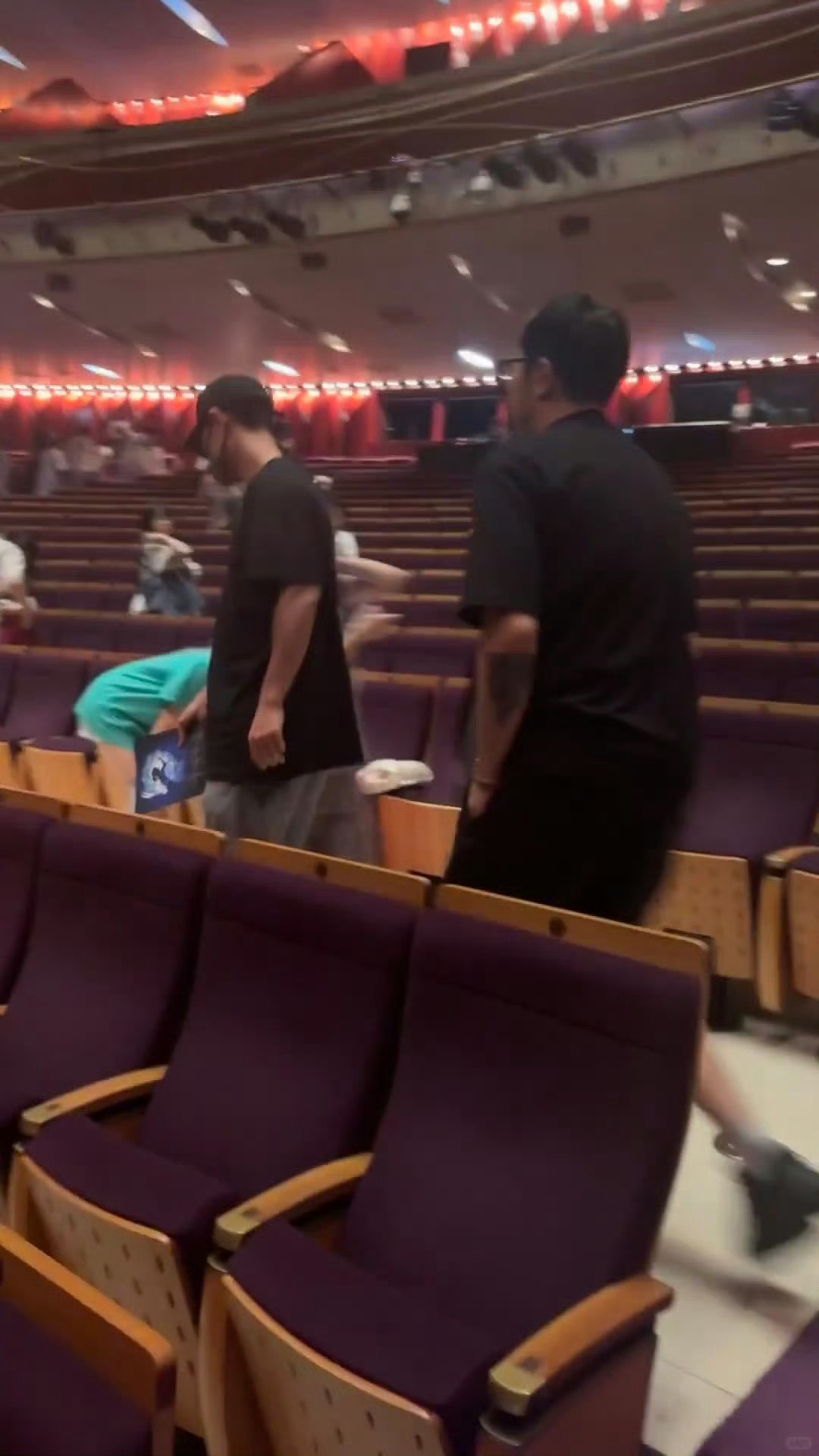 你战被人偶遇了，说“手长腿长”，一看就是大明星 ​​​
