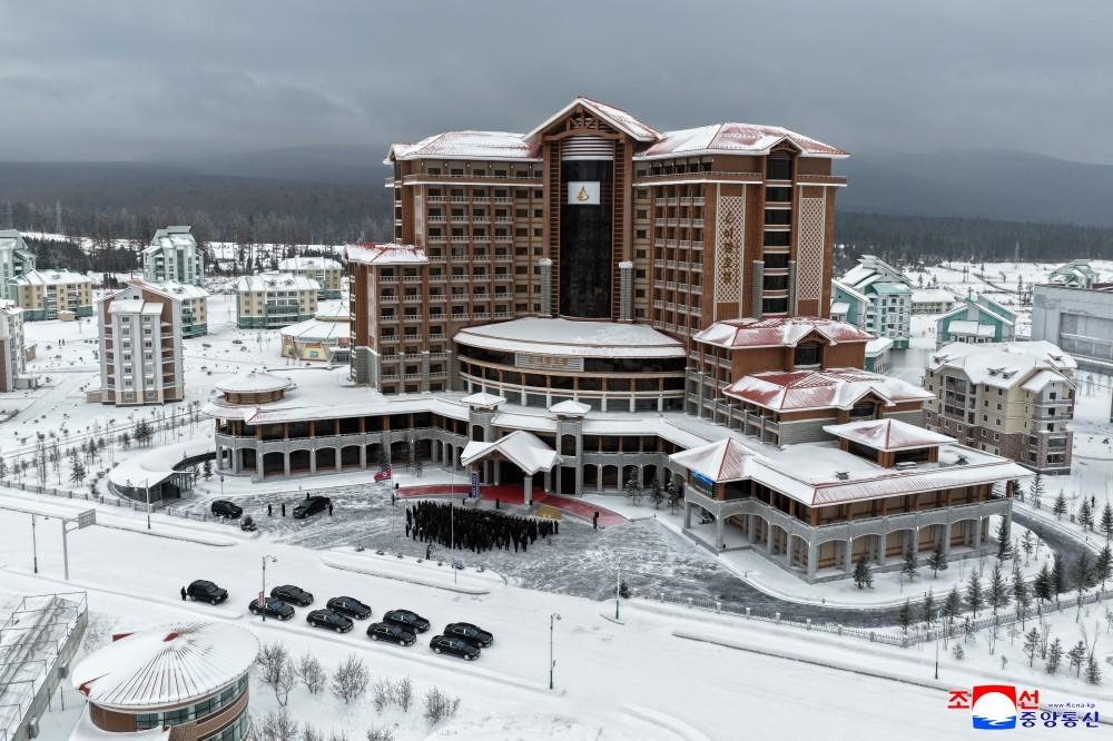 🔴【三池渊旅游区新建宾馆竣工】在伟大的党中央的直接倡议和精力充沛的领导下，三池