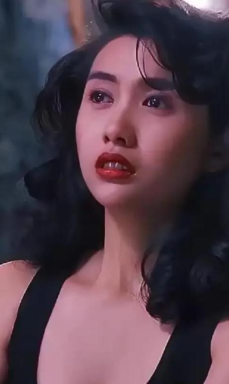 1997年邱淑贞和王晶分手后，转身嫁给了身家百亿的沈嘉伟。结果结婚当天，沈嘉伟正