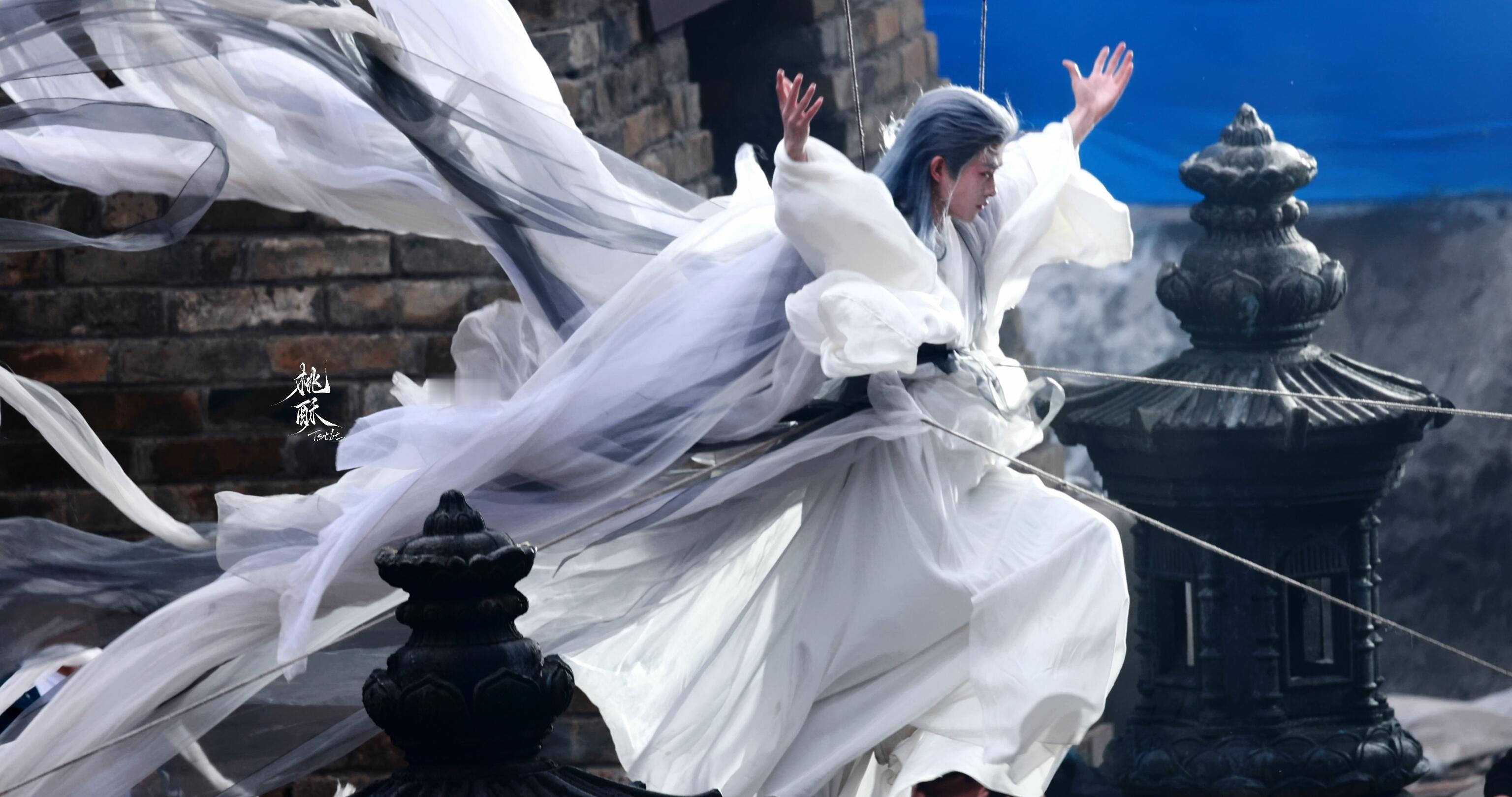 一个屏幕都装不下田嘉瑞 田嘉瑞这出场真的震撼！三米衣摆在风中铺开，气场强到屏幕都