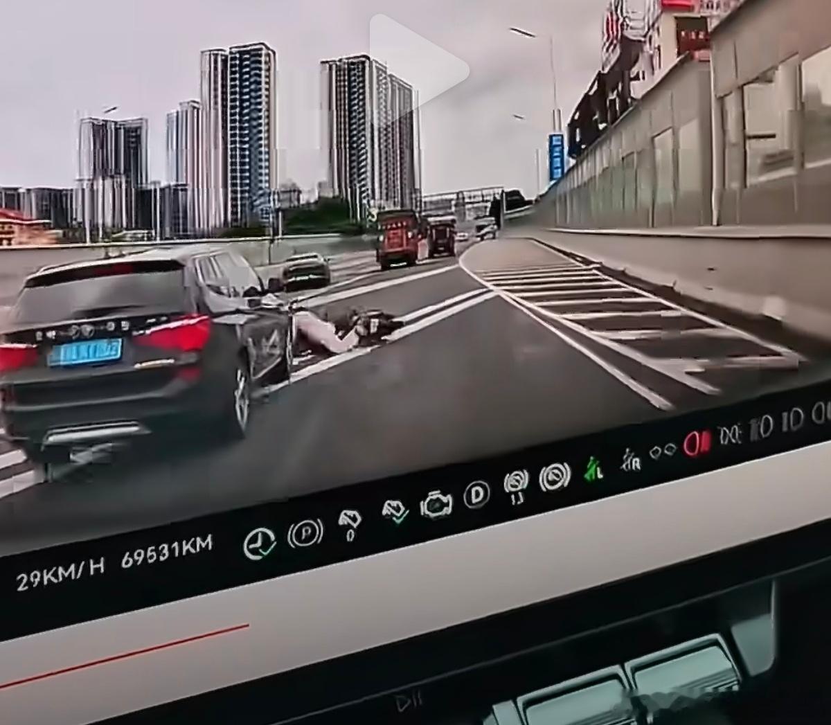 这电动车违规在高架上真的非常危险，而且这是自己摔车，车主没有任何违规行为，真是无