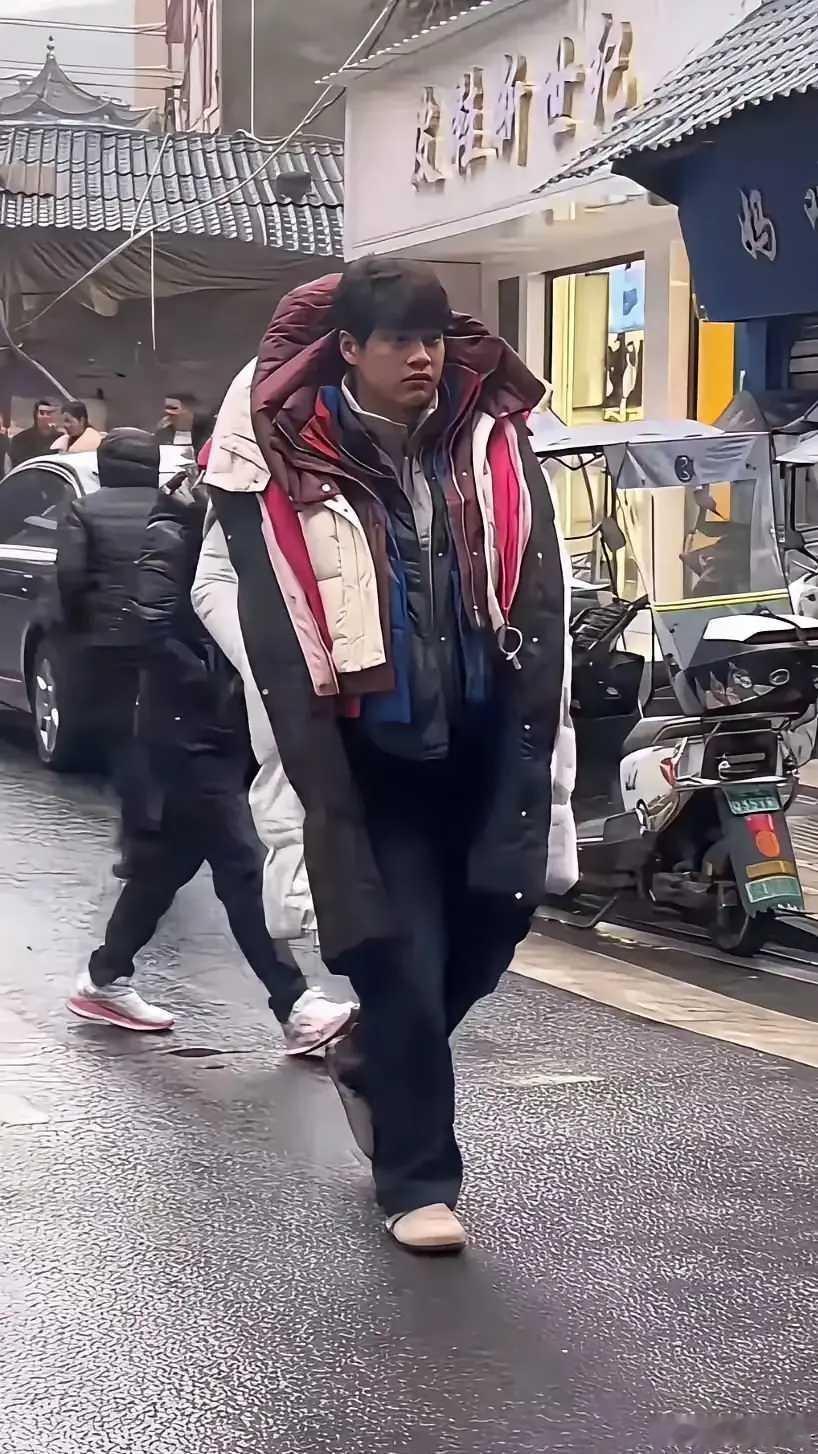 别让巴黎世家看到了。 