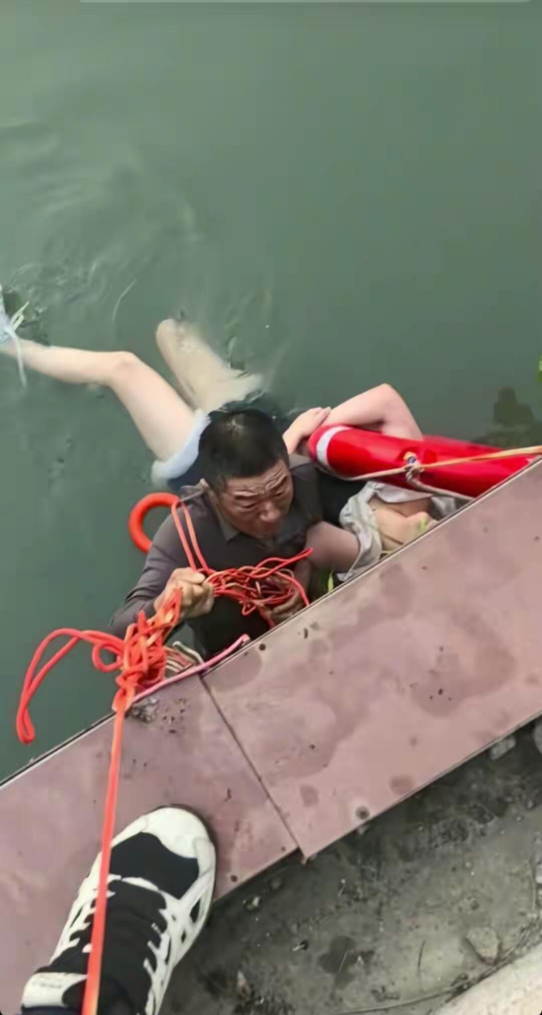 昨天下午扬州古运河边出了档子事儿，听得我心里又揪又暖。

一个年轻姑娘，也不知道