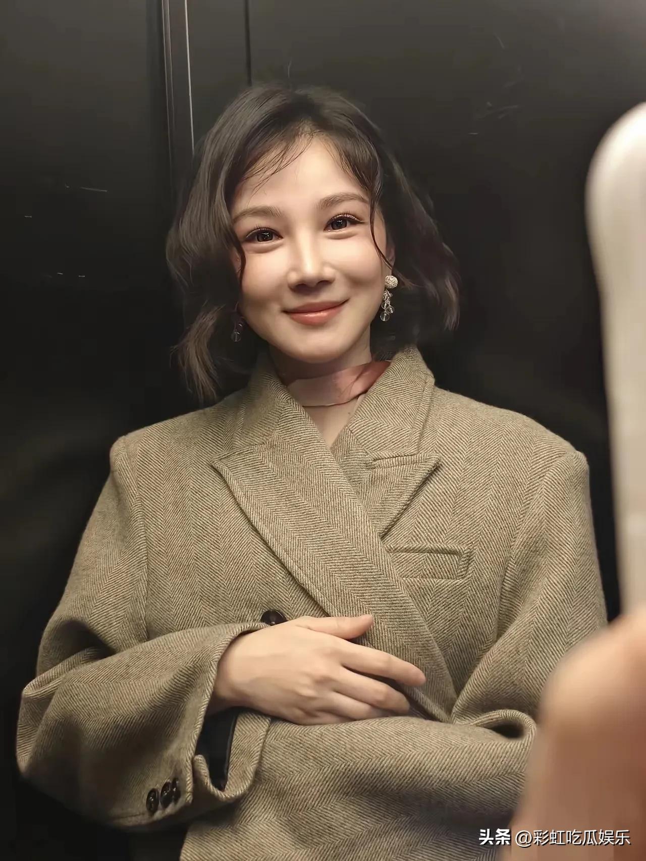 陈小纭的脸单看还好，合影就露馅了，像戴了一个假面具，脸僵脸垮像硅胶娃娃。

整容