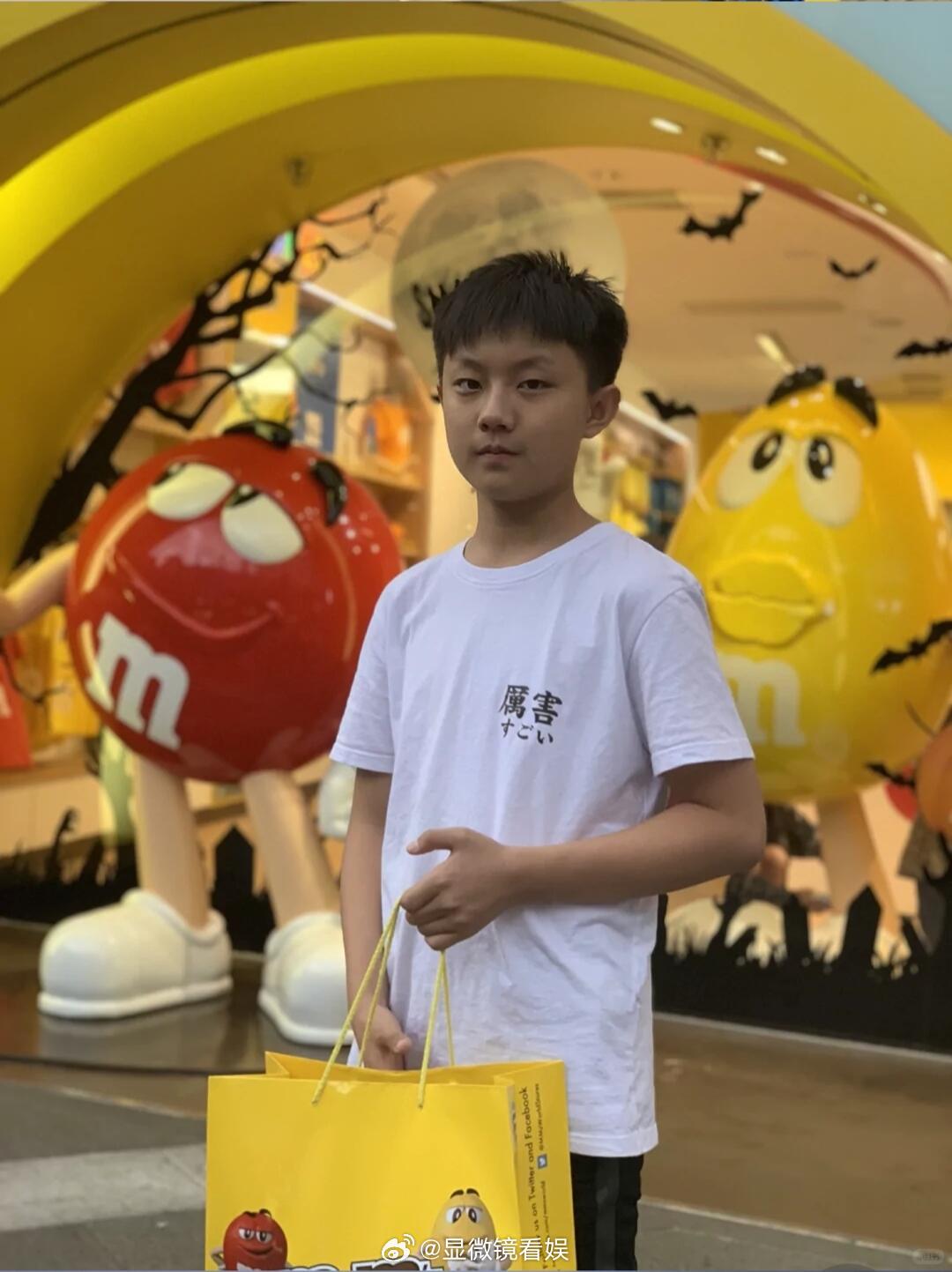 张子墨你根本没长大 同款小调皮实锤！上网课啃苹果、直播偷瞄手机，神态一模一样，真