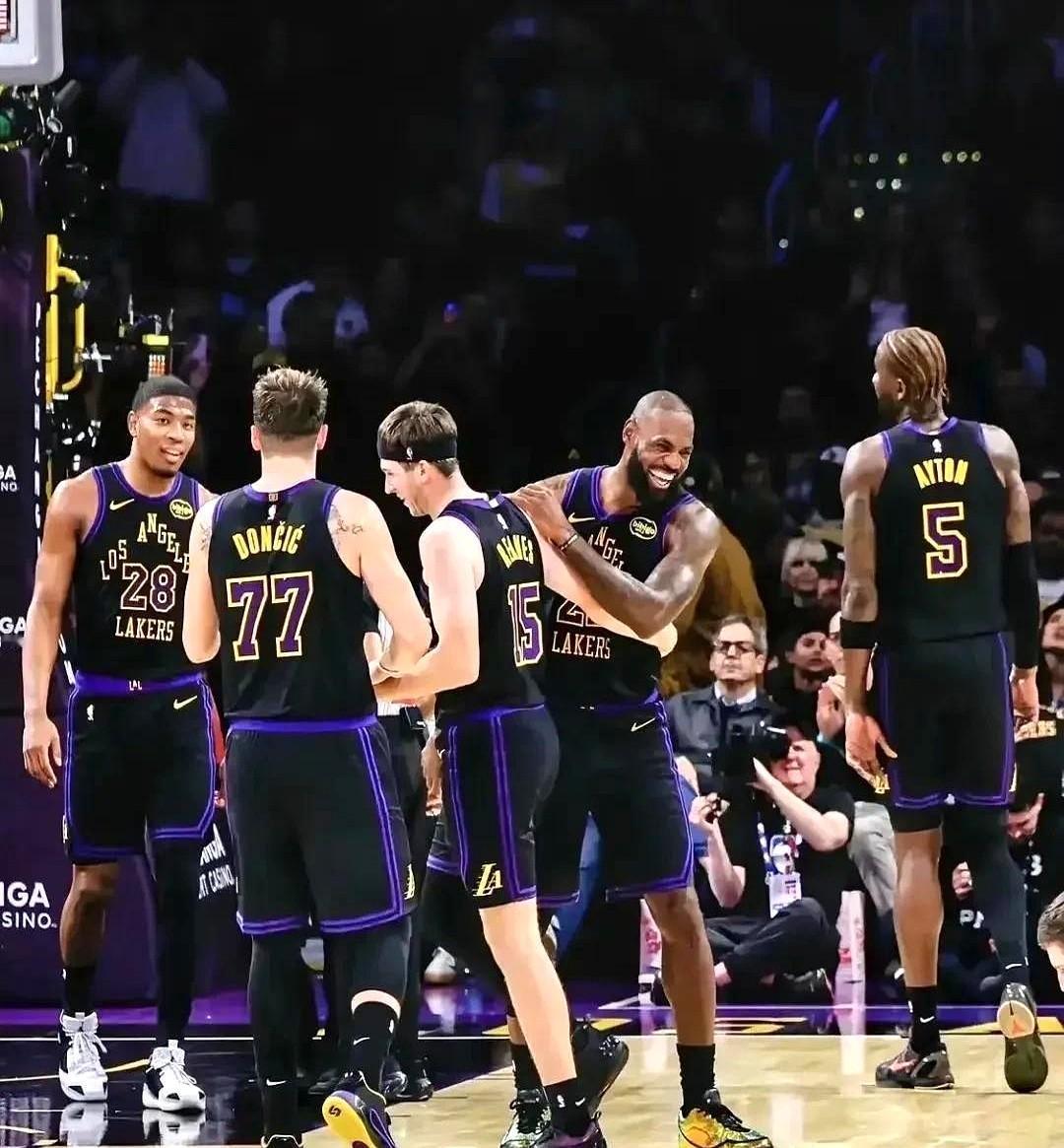 詹姆斯这波夸人，直接戳中多少人的“平民逆袭”DNA！

现在网上吵翻了，有人说里