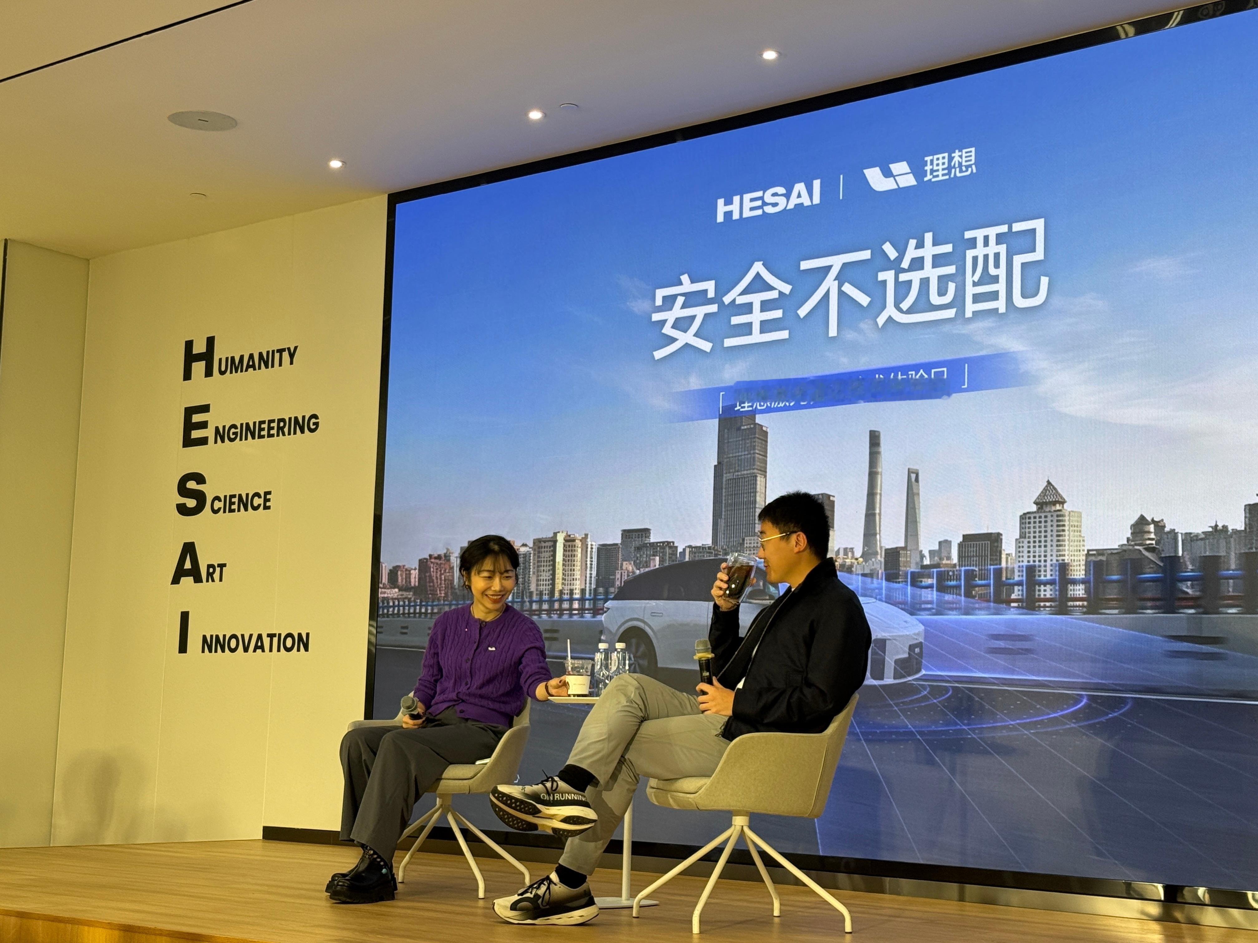 开放麦环节，大佬登场，随意提问  车主朋友的问题都很犀利刁钻，侧面反应一个现象是