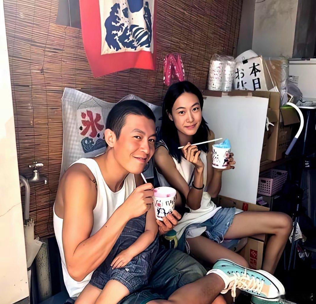 2018年夏日，陈冠希带着妻子和女儿在东京街头的小店休憩，三人手捧冰饮，留下温馨